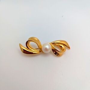 1960's Vintage Brooch Bow Polished Gold Tone Faux Pearl Scarf Jacket Pin 2"